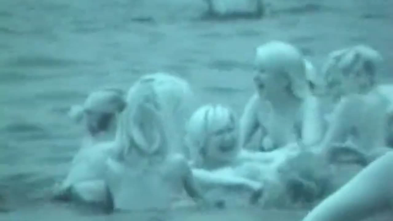 海で遊ぶ女性たちの別の見方